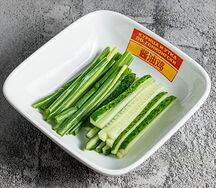 Свежие огурцы и зеленый лук