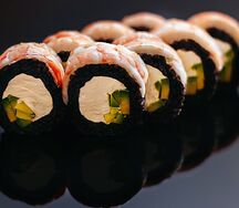 Филадельфия с Королевской креветкой и авокадо