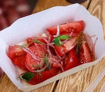 Спелые томаты с ялтинским луком