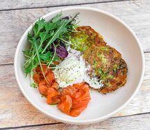 Драники из цукини с лососем и яйцом пашот