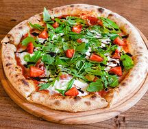 Пицца с клубникой и страчателлой