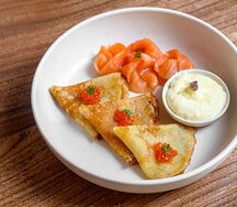 Блины с лососем, красной икрой и взбитым маслом