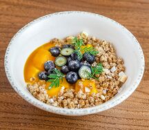 Смузи-боул с манго и голубикой