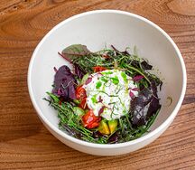 Салат со свежими овощами и козьим сыром