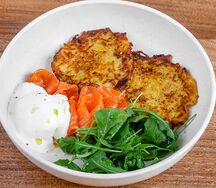 Драники из картофеля с лососем и яйцом пашот