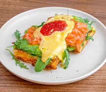 Вафли с лососем и яйцом пашот