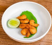 Попкорн из креветок с соусом васаби