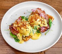 Вафли с беконом и голландским соусом