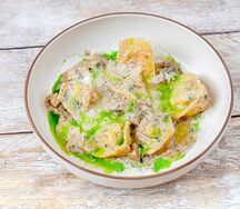 Тортеллини с кроликом, белыми грибами и трюфелем