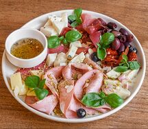 Ассорти итальянских деликатесов 