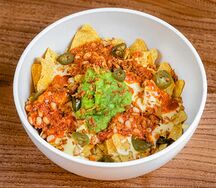 Начос с гуакамоле, сырным и мясным соусами 