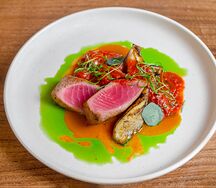 Стейк из тунца с томатами конфи