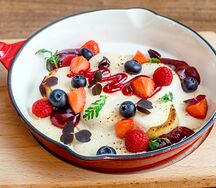 Сырники из печи с томленой сметаной и свежими ягодами