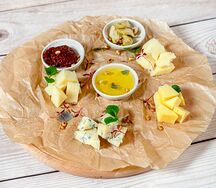 Сырное плато с домашним медом