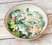 Салат с курицей и сыром пармезан