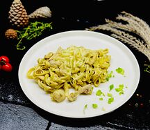 Феттуччини с курицей и соусом песто