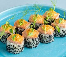 Запеченный ролл с лососем и ореховым соусом