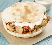 Курица с моцареллой и томатами в пите