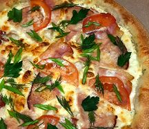 Пицца Сливочная с цыпленком, беконом и ветчиной