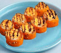 Ролл Запеченный с крабом и лососем
