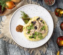 Строганов из свинины с картофельным пюре