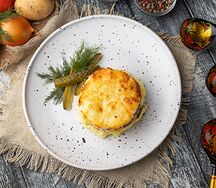 Бифштекс с грибным жюльеном и картофельным пюре