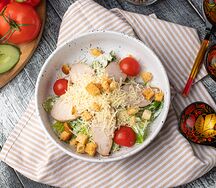 Салат Цезарь с курицей