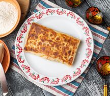 Блин с мягким сыром и клубникой