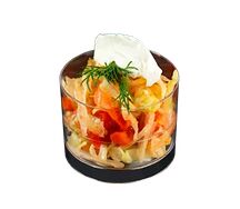 Салат с печеной паприкой и лососем