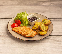 Куриная грудка с картофелем и брусничным соусом