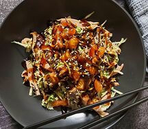 Салат с кальмаром в ореховом соусе