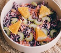 Коул слоу с арахисом и апельсином