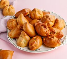 Пирожок с яблоком и брусникой