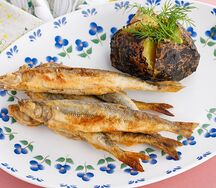 Корюшка с запеченным картофелем и соусом тартар