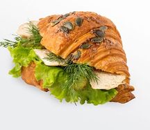 Круассан с маринованным цыпленком