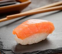 Суши с лососем