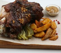 Свиная рулька с картофельными дольками