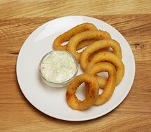 Кольца кальмаров с соусом тар-тар