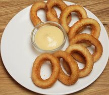 Луковые кольца с соусом сладкий чили