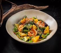 Креветки, хурма и алоэ-чили