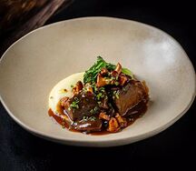 Щека теленка, трюфельное пюре и демиглас