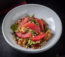 Утка-темпура с грейпфрутом, сливовый соус и яблоки