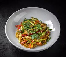 Лапша рисовая, овощи и соус карри