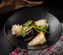 Говядина, соус черный перец и древесные грибы