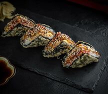 Ролл-конверт с угрем и спайси-соусом