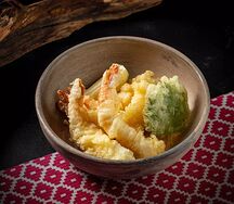 Тигровые креветки темпура и листья шисо