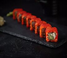 Ролл Калифорния с крабом и икрой летучей рыбы