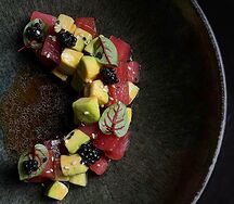 Тартар из тунца с соево-кунжутной икрой