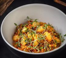 Жареный рис, соус Xo и гребешки с креветками