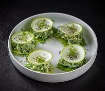 Кабачки с зеленым яблоком, ореховый соус и чука